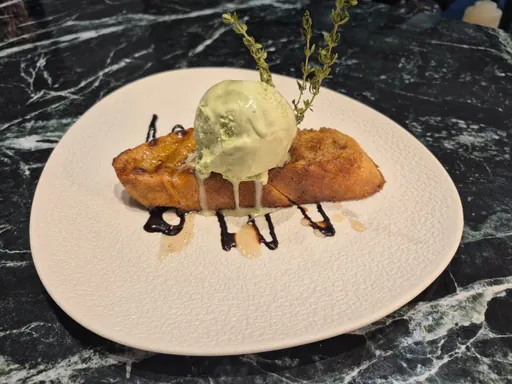 Torrija casera con helado, postre de Casa Pascualillo